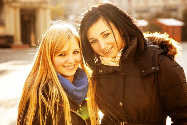 Twee meisje vrienden in de straat — Stockfoto