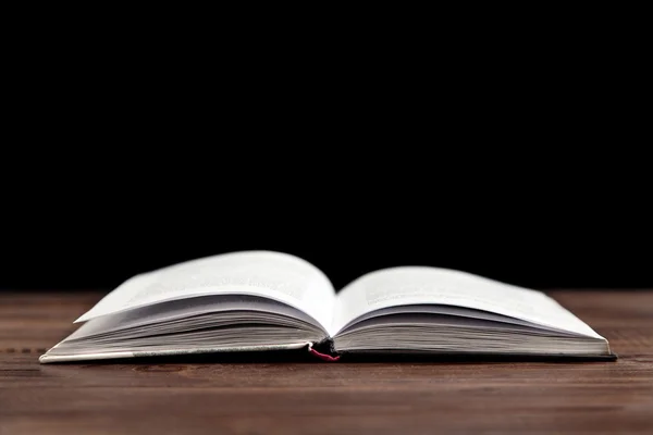 Livro aberto em uma mesa de madeira — Fotografia de Stock