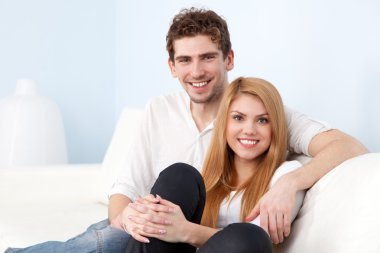 genç güzel evde kanepede Çift