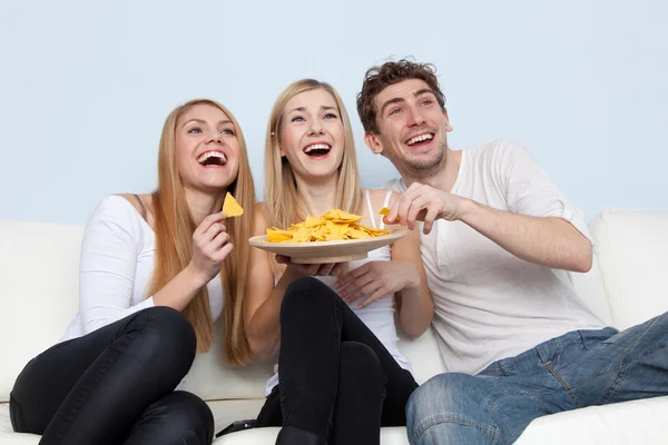 Grupo de jovens que comem pizza em casa — Fotografia de Stock