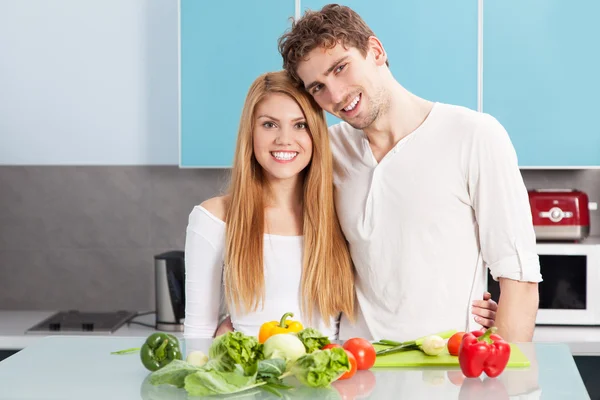 Jovem casal bonito cozinhar em casa — Fotografia de Stock