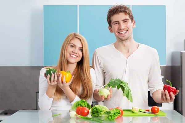 Jovem casal bonito cozinhar em casa — Fotografia de Stock