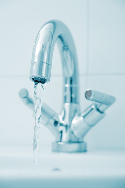 Кран с открытой водой
