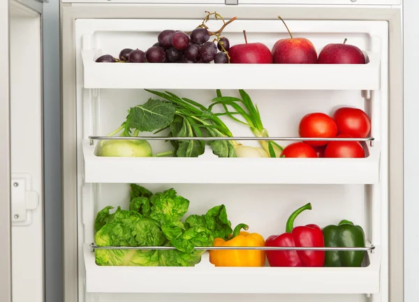Refrigerador abierto lleno de frutas y verduras frescas —  Fotos de Stock