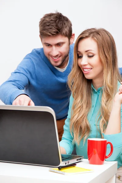 Pareja joven trabajando con portátil — Foto de Stock