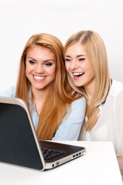 iki arkadaş bir dizüstü bilgisayar ile