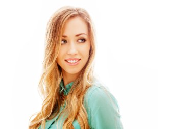 Genç, güzel sarışın kadın.