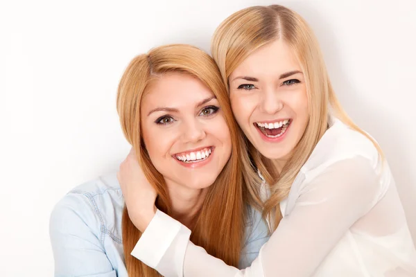 Dos amigas divirtiéndose — Foto de Stock