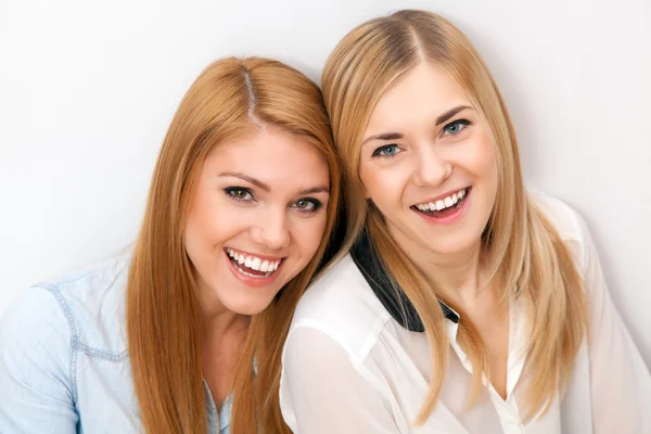 Dos amigas divirtiéndose — Foto de Stock