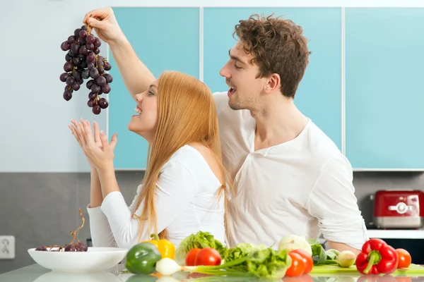 Jovem casal bonito cozinhar em casa — Fotografia de Stock