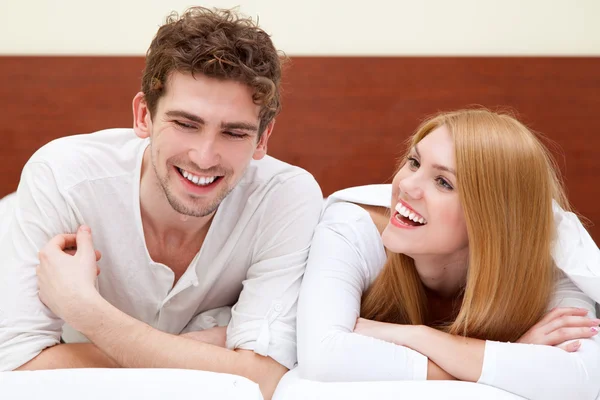 Pareja joven en la cama — Foto de Stock