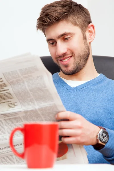 Jeune homme lisant un journal — Photo