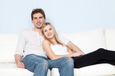 genç güzel evde kanepede Çift