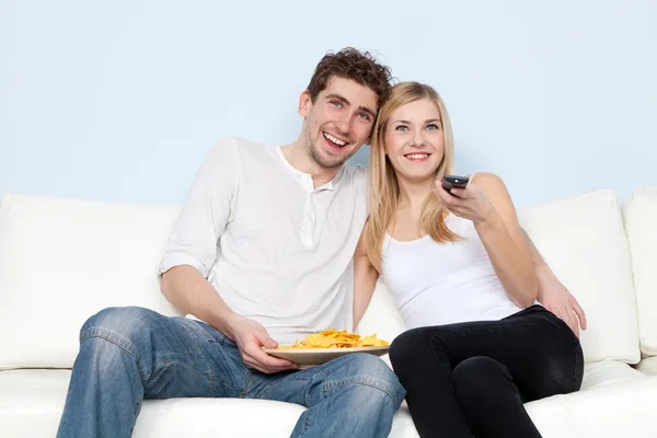 Молода красива пара на дивані вдома — стокове фото