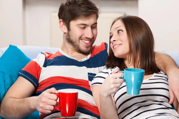年轻的夫妇在家里喝咖啡 — 图库照片