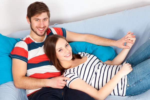 Jeune couple à la maison — Photo