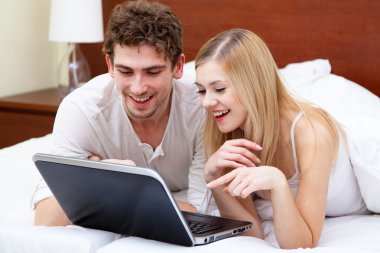 Genç çift yatakta.