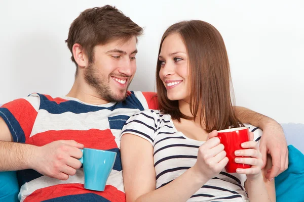 Jong koppel drinken koffie thuis — Stockfoto