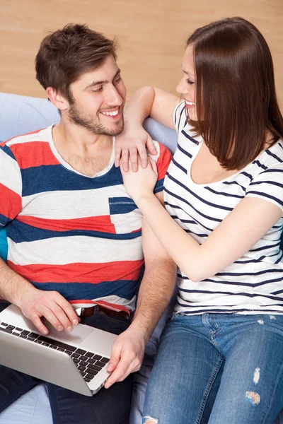 Genç bir çift ile bir laptop — Stok fotoğraf