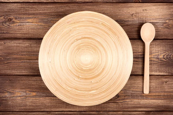 Empty plate on a wooden table — Stock Photo, Image