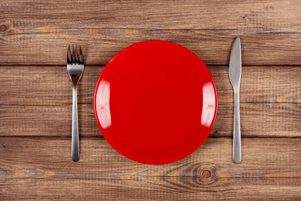 Empty plate on a wooden table — Stock Photo, Image