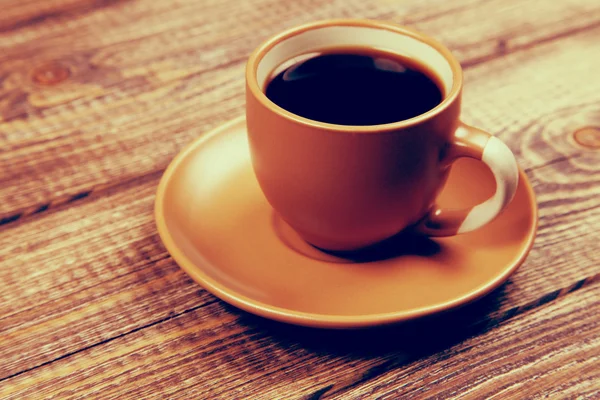 Xícara de café em uma mesa de madeira — Fotografia de Stock