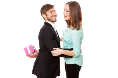 adam karısına hediye veriyor