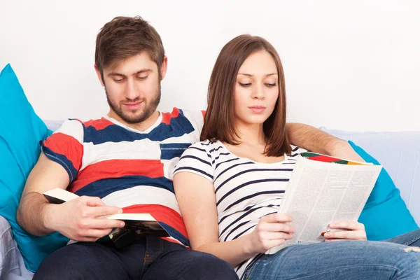 Junges Paar liest Bücher zu Hause — Stockfoto