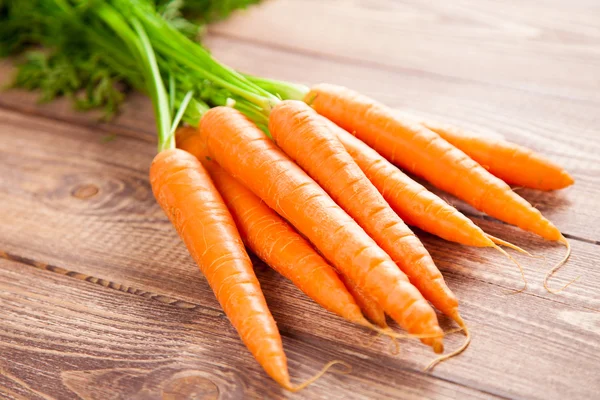 Ahşap bir masa üzerinde bir Carrot — Stok fotoğraf