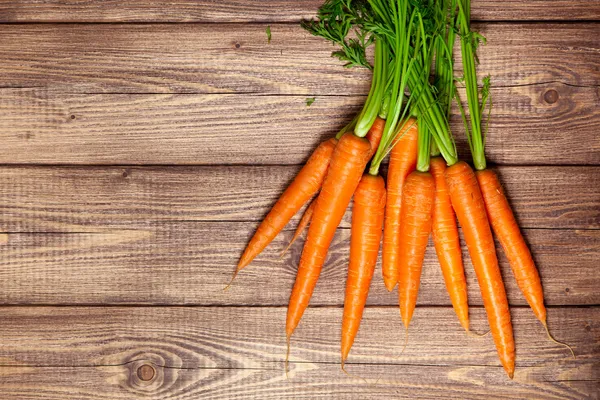 Wortel op een houten tafel — Stockfoto