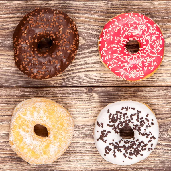 Donuts savoureux sur une table en bois — Photo