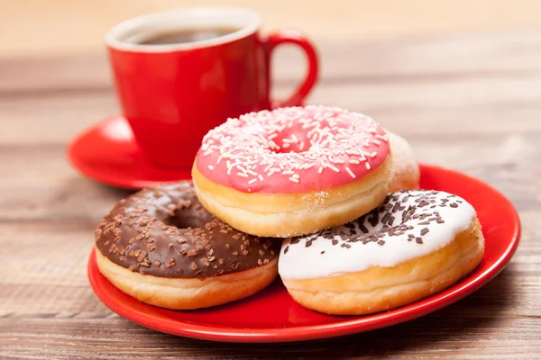 Gustosa ciambella con una tazza di caffè — Foto Stock