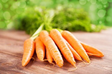 ahşap bir masa üzerinde bir Carrot