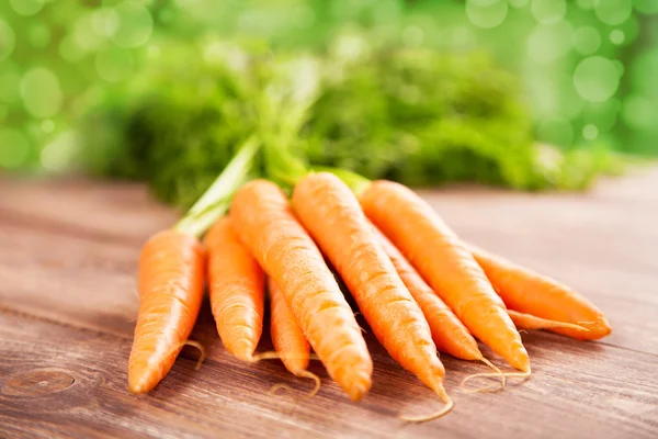 ahşap bir masa üzerinde bir Carrot