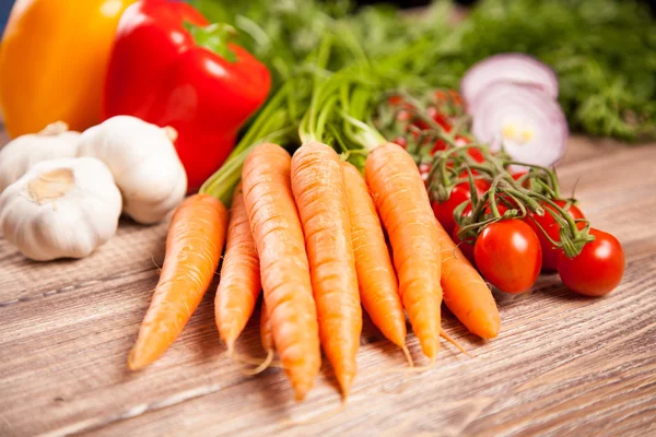 Verduras frescas en una mesa de madera — Foto de Stock