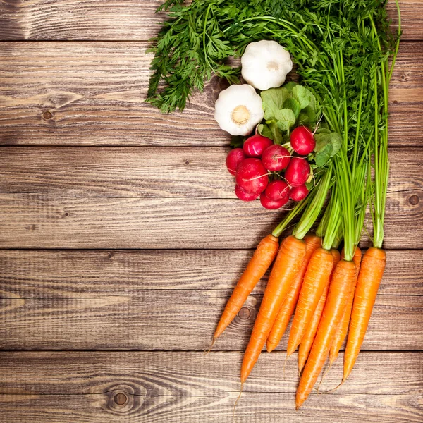 Verduras frescas en una mesa de madera — Foto de Stock