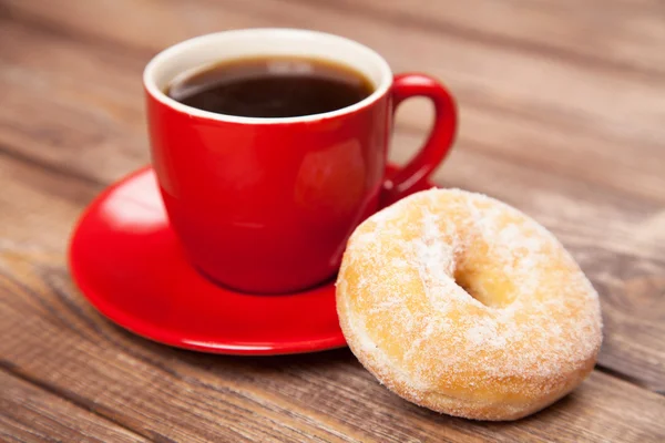 Νόστιμο ντόνατ με ένα φλιτζάνι καφέ — Φωτογραφία Αρχείου