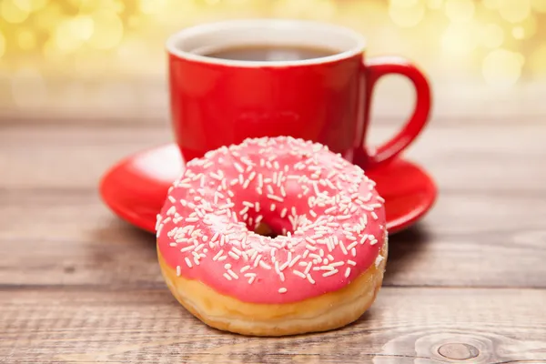 Gustosa ciambella con una tazza di caffè — Foto Stock