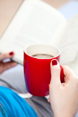 kadın yatakta kitap okuma