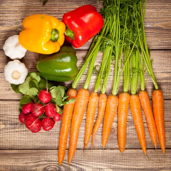 Verduras frescas en una mesa de madera — Foto de Stock