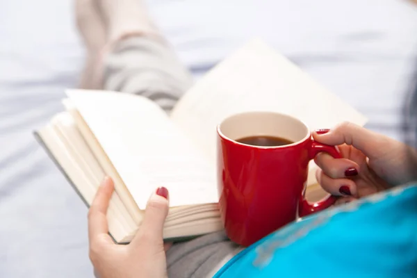 Mujer leyendo un libro en la cama — Foto de Stock