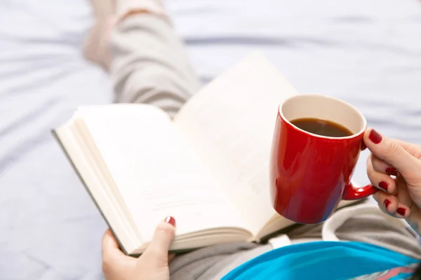 Mujer leyendo un libro en la cama — Foto de Stock