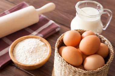 yumurta, süt ve unu ahşap tablo