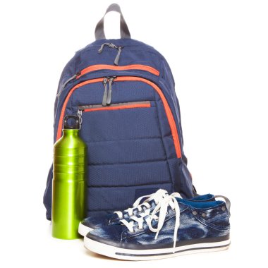 sırt çantası ve spor ayakkabı beyaz zemin üzerine