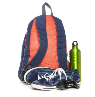 sırt çantası ve spor ayakkabı beyaz zemin üzerine