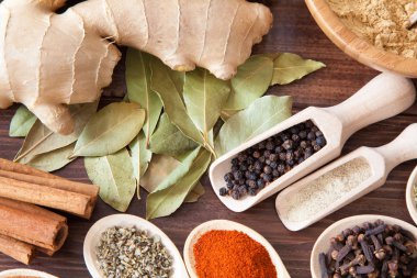 baharat ürün yelpazesine bir ahşap tablo