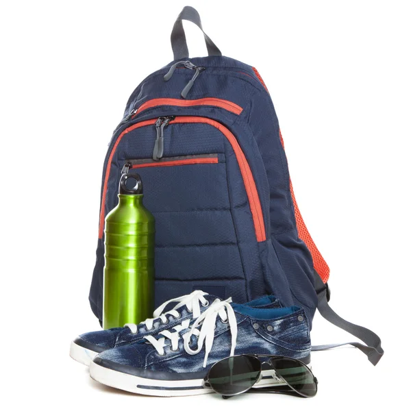 Rucksack und Turnschuhe auf weißem Hintergrund — Stockfoto