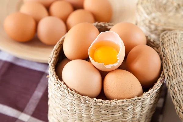 Свіжі сирі яйця — стокове фото