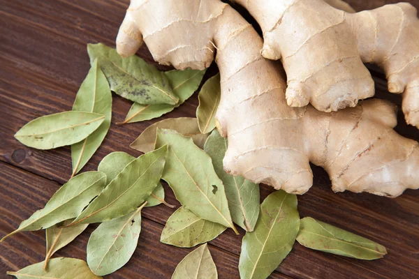 Ginger and bay leaf on a wooden table — Stock Photo, Image