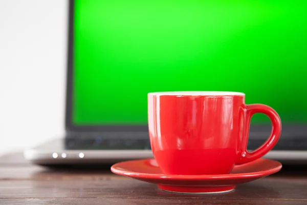 Laptop and a coffee cup — Stock Photo, Image